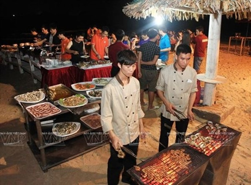 Du khách tổ chức tiệc nướng trên bãi biển. Ảnh: Trần Thanh Giang