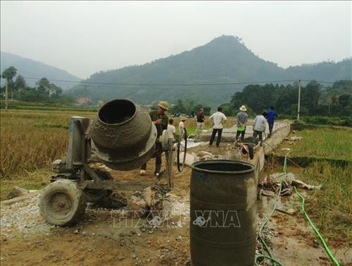 Người dân xã Hưng Thịnh, huyện Trấn Yên, đang xây dựng đường giao thông nông thôn. Ảnh: Đinh Thùy - TTXVN