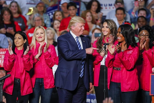 Ứng viên Donald Trump (giữa) gặp gỡ những người ủng hộ trong cuộc vận động tranh cử tại Charlotte, Bắc Carolina ngày 14/10. EPA/ TTXVN3.