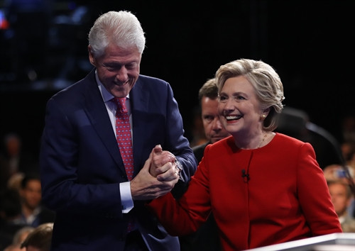 Cựu Tổng thống Bill Clinton (trái) chúc mừng vợ sau khi cựu Ngoại trưởng Hillary Clinton hoàn thành cuộc tranh luận trực tiếp đầu tiên với đối thủ là ứng viên Donald Trump tại Hempstead, New York (Mỹ) ngày 26/9. AFP/ TTXVN