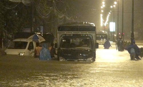 Tối 14/10/2016, lượng mưa trên địa bàn tỉnh Quảng Bình tiếp tục tăng và có nguy cơ lụt trên diện rộng. Tại thành phố Đồng Hới nhiều tuyến đường bị ngập sâu, Ảnh: Đức Thọ- TTXVN Tối 14/10/2016, lượng mưa trên địa bàn tỉnh Quảng Bình tiếp tục tăng và có nguy cơ lụt trên diện rộng. Tại thành phố Đồng Hới nhiều tuyến đường bị ngập sâu, Ảnh: Đức Thọ- TTXVN