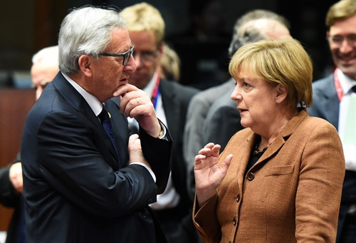Chủ tịch Ủy ban châu Âu Jean-Claude Juncker (trái) và Thủ tướng Đức Angela Merkel (phải) tại hội nghị. AFP/TTXVN