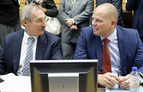 Bộ trưởng Nội vụ Hungary Sandor Pinter (trái) cùng Bộ trưởng Bỉ phụ trách vấn đề di cư và tị nạn Theo Francken tại cuộc họp EU ở Brussels, Bỉ ngày 22/9. Reuter/TTXVN
