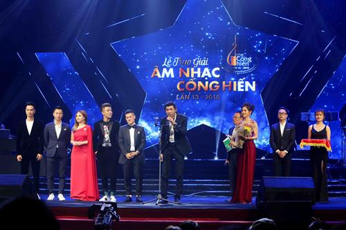 Sao đại chiến (VTV 3 + Công ty ADT) nhận giải đề cử Chuỗi chương trình của năm. Ảnh: Thành Đạt – TTXVN Sao đại chiến (VTV 3 + Công ty ADT) nhận giải đề cử Chuỗi chương trình của năm. Ảnh: Thành Đạt – TTXVN