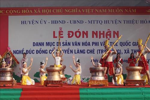 Biểu diễn tiết mục văn nghệ hát và múa với trống đồng tại lễ đón bằng công nhận nghề đúc đồng cổ truyền làng Chè. Ảnh: Hoa Mai – TTXVN Biểu diễn tiết mục văn nghệ hát và múa với trống đồng tại lễ đón bằng công nhận nghề đúc đồng cổ truyền làng Chè. Ảnh: Hoa Mai – TTXVN