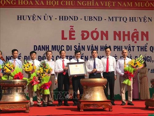Lãnh đạo huyện Thiệu Hóa, xã Thiệu Trung và các nghệ nhân đúc đồng đón Bằng công nhận Di sản văn hóa phi vật thể quốc gia nghề đúc đồng cổ truyền làng Chè. Ảnh: Hoa Mai – TTXVN Lãnh đạo huyện Thiệu Hóa, xã Thiệu Trung và các nghệ nhân đúc đồng đón Bằng công nhận Di sản văn hóa phi vật thể quốc gia nghề đúc đồng cổ truyền làng Chè. Ảnh: Hoa Mai – TTXVN