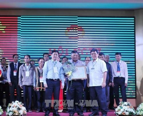 Lãnh đạo tỉnh Gia Lai tặng Bằng khen cho các cá nhân tiêu biểu. Ảnh: Nguyễn Hoài Nam - TTXVN Lãnh đạo tỉnh Gia Lai tặng Bằng khen cho các cá nhân tiêu biểu. Ảnh: Nguyễn Hoài Nam - TTXVN