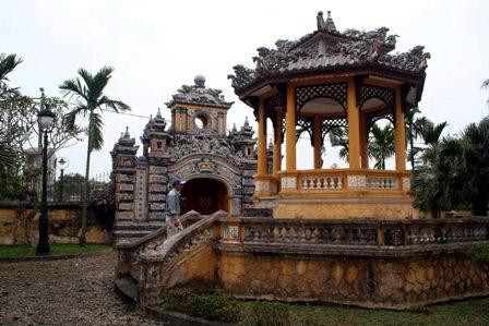 Cổng vào Cung An Định, phía bờ sông An Cựu. Ảnh: TTXVN Cổng vào Cung An Định, phía bờ sông An Cựu. Ảnh: TTXVN