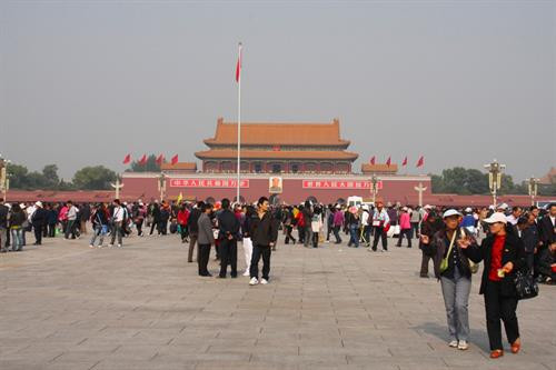 Thiên An Môn là quảng trường lớn nằm ở trung tâm Thủ đô Bắc Kinh, Trung Quốc. Tên của nơi này có nghĩa là “cánh cổng thiên đường bình an”, được đặt theo tên cổng phía bắc của Tử Cấm Thành, được xây dựng năm 1417 dưới thời nhà Minh. Ảnh: Bayubuanatravel. Đây là nơi tập trung nhiều công trình kiến trúc có ý nghĩa lịch sử, văn hóa như tháp Thiên An Môn, đài tưởng niệm anh hùng nhân dân, hội trường Nhân dân, lăng Mao Trạch Đông. Ảnh: Sonnyphotos. Phía bắc của quảng trường là tháp Thiên An Môn, dài 66 m, rộng 37 m và cao 32 m. Ban đầu, tháp là công trình bằng gỗ cao 3 tầng, là nơi tổ chức lễ đăng cơ của hoàng đế. Ảnh: Kasperskycontenthub. Sau nhiều lần bị phá hủy vì chiến tranh, hỏa hoạn, tháp được xây dựng lại vào năm 1970 và giữ nguyên kiến trúc đến nay. Ảnh: Grahamdigital. 5 cây cầu bằng đá cẩm thạch trắng là lối đi vào 5 cổng vòm ở tháp Thiên An Môn. Cây cầu lớn nhất nằm ở giữa dành cho nhà vua, 4 cầu còn lại đi vào 4 cổng nhỏ hơn dành cho các quan đại thần. Cho đến năm 1911, khi triều đại phong kiến cuối cùng kết thúc, chỉ hoàng gia và các quan đại thần mới được phép vào trong tháp. Ảnh: wallpaperweb. Ở phía trước tháp đặt hai cột đá, mỗi cột cao 10m, nặng 10 tấn, chạm khắc hình rồng và nhiều tượng đá sư tử. Sư tử được đặt trước cổng tháp với ý nghĩa trừ tà ma. Ảnh: Sonnyphotos. Đài tưởng niệm anh hùng nhân dân cao 37,94 m, nằm ở trung tâm của quảng trường Thiên An Môn, được xây dựng bằng đá granit vào năm 1952, khắc tên những anh hùng có công trong lịch sử Trung Quốc. Ảnh: Panoramio. Phía tây quảng trường là hội trường Nhân dân, được xây dựng năm 1959, là địa điểm tổ chức các cuộc họp Quốc hội Trung Quốc và các hoạt động chính trị, ngoại giao khác. Ảnh: Panoramio. Là một địa điểm công cộng thu hút đông người, khắp nơi trong Quảng trường Thiên An Môn đều gắn máy quay an ninh và có cảnh sát đứng gác. Ảnh: Sonnyphotos. Lăng Chủ tịch Mao Trạch Đông nằm ở phía nam quảng trường. Theo quy định, khi vào thăm lăng, du khách cần cởi bỏ mũ, túi xách, để điện thoại di động, các thiết bị ghi âm chụp hình bên ngoài. Ảnh: Thebeijinger. Một địa điểm hấp dẫn du khách khác ở quảng trường Thiên An Môn là bảo tàng Quốc gia Trung Quốc. Bảo tàng được khánh thành năm 2003, là sự kết hợp của bảo tàng Lịch sử và bảo tàng Cách mạng Trung Quốc. Bên trong trưng bày hàng nghìn vật thể, hình ảnh, sách và mô hình thể hiện cho sự phát triển lịch sử của quốc gia này. Ảnh: Sonnyphotos. Với tổng diện tích lên đến 440.000 m2, quảng trường Thiên An Môn được đánh giá là một trong những quảng trường lớn nhất thế giới. Sự hấp dẫn của nó không đến từ quy mô hay kiến trúc mà đến từ bề dày lịch sử 600 năm cùng các công trình có ý nghĩa văn hóa lịch sử xung quanh. Ảnh: Staticflickr. Quảng trường là nơi diễn ra nhiều dấu mốc lịch sử quan trọng của Trung Quốc. Ngày nay, đây cũng là nơi tổ chức nhiều sự kiện văn hóa chính trị lớn. Mỗi ngày, quảng trường đón nhận hàng nghìn lượt du khách đến thăm và tìm hiểu lịch sử. Ảnh: KMBU. Cùng với Tử Cấm Thành, quảng trường Thiên An Môn là địa điểm mà bạn không nên bỏ lỡ nếu đến du lịch Trung Quốc. Ảnh: Staticflickr.