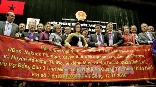 Nhóm đại biểu kiều bào Thái Lan ủng hộ giúp đỡ đồng bào các tỉnh miền Trung khắc phục thiên tai bão lũ