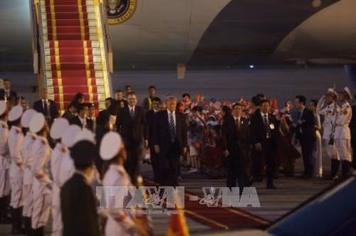 Tổng thống Hoa Kỳ Donald Trump tới Sân bay Quốc tế Nội Bài (Hà Nội). Ảnh: Huy Hùng - TTXVN