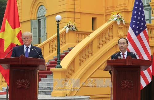 Chủ tịch nước Trần Đại Quang và Tổng thống Hoa Kỳ Donald Trump tại cuộc họp báo quốc tế, sau khi kết thúc hội đàm. Ảnh: Nhan Sáng - TTXVN Chủ tịch nước Trần Đại Quang và Tổng thống Hoa Kỳ Donald Trump tại cuộc họp báo quốc tế, sau khi kết thúc hội đàm. Ảnh: Nhan Sáng - TTXVN