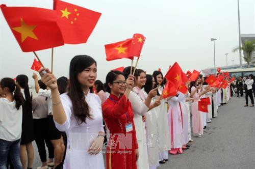 Các thiếu nữ Thủ đô nồng nhiệt chào mừng Tổng Bí thư, Chủ tịch Trung Quốc Tập Cận Bình tại Lễ đón ở Sân bay Quốc tế Nội Bài, Hà Nội. Ảnh: Trần Việt - TTXVN Các thiếu nữ Thủ đô nồng nhiệt chào mừng Tổng Bí thư, Chủ tịch Trung Quốc Tập Cận Bình tại Lễ đón ở Sân bay Quốc tế Nội Bài, Hà Nội. Ảnh: Trần Việt - TTXVN