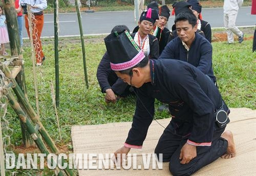 Thầy cúng mời ma làng và thần linh về dự lễ. Ảnh: Hoàng Tâm