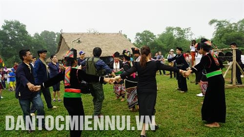 Bà con dân bản cùng vui hội với những điệu múa truyền thống. Ảnh: Nam Sương