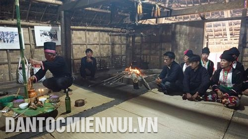 Thầy cúng thực hiện nghi lễ cúng trong nhà cùng bà con dân bản. Ảnh: Nam Sương