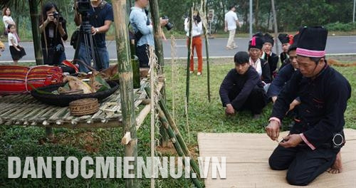 Thầy cúng tiến hành nghi thức cúng ngoài gốc cây to. Ảnh: Nam Sương