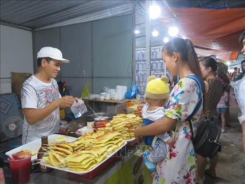 Ngày hội quy tụ 140 gian hàng trưng bày, mua, bán, quảng bá, xúc tiến các sản phẩm du lịch, chủng loại hàng hóa đa dạng, phong phú, mang đậm nét đặc trưng vùng sông nước Miền Tây. Ảnh: Ánh Tuyết – TTXVN Ngày hội quy tụ 140 gian hàng trưng bày, mua, bán, quảng bá, xúc tiến các sản phẩm du lịch, chủng loại hàng hóa đa dạng, phong phú, mang đậm nét đặc trưng vùng sông nước Miền Tây. Ảnh: Ánh Tuyết – TTXVN