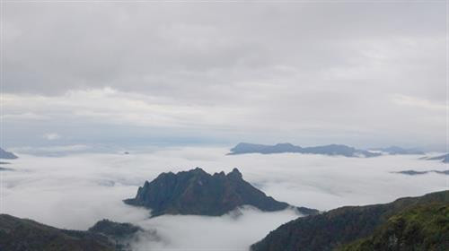 Núi Bạch Mộc Lương Tử (còn gọi là Ky Quan San), nơi giao thoa giữa trời và đất. Ảnh: Cao Hương - TTXVN Núi Bạch Mộc Lương Tử (còn gọi là Ky Quan San), nơi giao thoa giữa trời và đất. Ảnh: Cao Hương - TTXVN