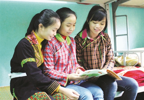 Học sinh trường dân tộc nội trú huyện Cao Lộc giúp nhau ôn bài Học sinh trường dân tộc nội trú huyện Cao Lộc giúp nhau ôn bài