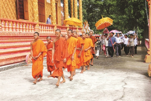 Các sư sãi cùng bà con Khmer bước vào mùa Nhập hạ Các sư sãi cùng bà con Khmer bước vào mùa Nhập hạ