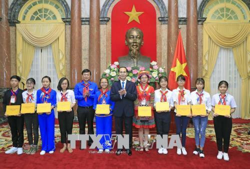 Chủ tịch nước Trần Đại Quang tặng quà cho các Chỉ huy Đội giỏi. Ảnh: Nhan Sáng-TTXVN Chủ tịch nước Trần Đại Quang tặng quà cho các Chỉ huy Đội giỏi. Ảnh: Nhan Sáng-TTXVN