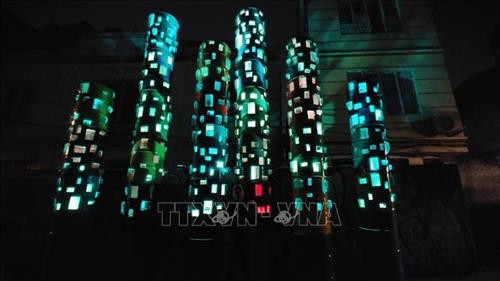 Tác phẩm “Thành phố ven sông” của nhà điêu khắc Nguyễn Ngọc Lâm. Ảnh: TTXVN Tác phẩm “Thành phố ven sông” của nhà điêu khắc Nguyễn Ngọc Lâm. Ảnh: TTXVN