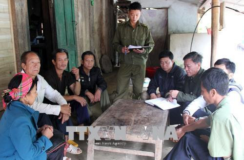 Lực lượng chức năng tuyên truyền bà con dân bản về phòng, chống tệ nạn ma túy tại bản Nậm Cấu. Ảnh: Việt Hoàng - TTXVN. Lực lượng chức năng tuyên truyền bà con dân bản về phòng, chống tệ nạn ma túy tại bản Nậm Cấu. Ảnh: Việt Hoàng - TTXVN.