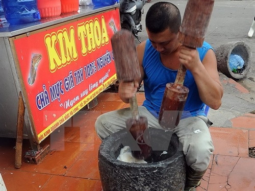 Mực được lau thật kỹ bằng khăn sạch rồi bỏ từng miếng vào cối và giã hơi rối bằng tay, vừa đủ để bắt dính. Đây là điều kiện để có miếng chả mực giòn hơn.