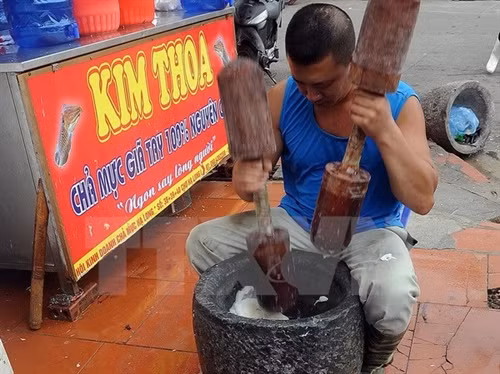 Mực được lau thật kỹ bằng khăn sạch rồi bỏ từng miếng vào cối và giã hơi rối bằng tay, vừa đủ để bắt dính. Đây là điều kiện để có miếng chả mực giòn hơn.