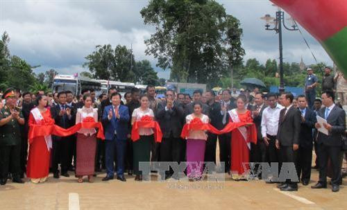 Phó Thủ tướng Trịnh Đình Dũng và Phó Thủ tướng Vương quốc Campuchia Ke Kim Ya cắt băng thông xe tại buổi Lễ. Ảnh: Hoài Nam – TTXVN