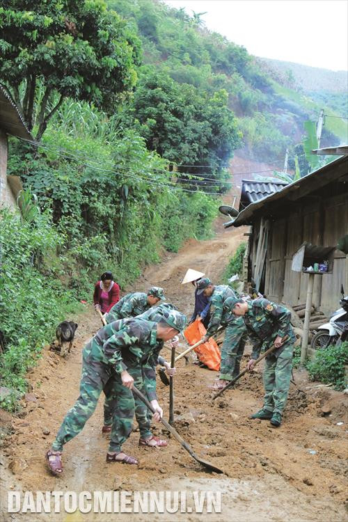Bộ đội biên phòng Sơn La dọn dẹp, sửa chữa đường sá bị hư hỏng, giúp đồng bào đi lại thuận lợi