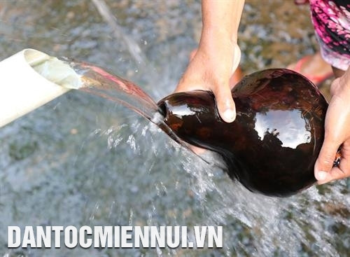 Nước chảy ra từ khe núi dồi dào, trong trẻo, thể hiện sự giàu có, thịnh vượng của làng. Ảnh: Hồng Điệp Người Jrai rất quý trọng nguồn nước. Ảnh: Hồng Điệp