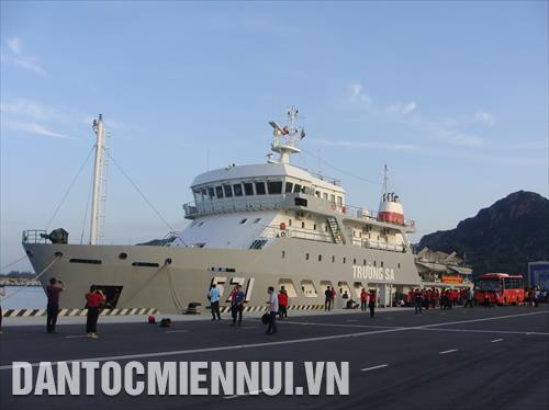 Các đại biểu lên tàu Trường Sa mang số hiệu 571 ra thăm, làm việc với quân và dân trên quần đảo Trường Sa và Nhà giàn DK1. Ảnh: Mai Hưng