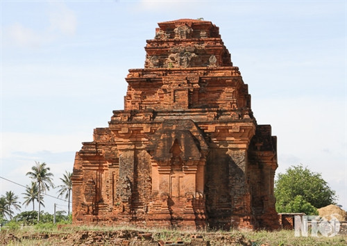 Cụm tháp Hòa Lai gồm tháp Bắc và tháp Nam thuộc địa bàn xã Bắc Phong,Thuận Bắc. Tháp Bắc có kiến trúc khối vuông vững chải với nhiều họa tiết đặc sắc. Tháp Nam mặt tường gạch chạm khắc hoa văn nhưng ở dạng phác thảo. Cấu trúc xây dựng tháp Hòa Lai gồm có ba tầng vững chải. Những mảng điêu khắc hình tượng người và chim Garuda. Họa tiết hoa văn đặc sắc của tháp Hòa Lai. Cửa vào tháp Hòa Lai được mở về hướng Đông. Toàn cảnh cụm tháp Pô Klong Garai thuộc địa bàn phường Đô Vinh. Họa tiết hoa văn và tượng thần trang trí trên các góc tháp. Tháp Pô Klong Garai vào dịp lễ hội Ka tê hàng năm. Du khách tham quan, chụp ảnh lưu niệm tại tháp Pô Klong Garai.