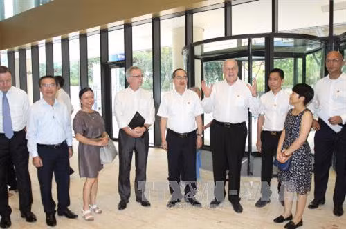 Bí thư Thành ủy thành phố Hồ Chí Minh Nguyễn Thiện Nhân đến thăm và làm việc tại Công trường Ngôi Nhà Đức của Công ty TNHH Ngôi Nhà Đức thành phố Hồ Chí Minh. Ảnh: Thanh Vũ – TTXVN