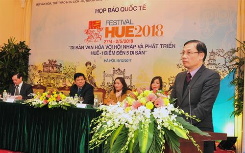 Ủy viên Trung ương Đảng, Thứ trưởng Bộ Ngoại giao Lê Hoài Trung phát biểu tại cuộc họp báo. Ảnh: Nguyễn Khang - TTXVN Ủy viên Trung ương Đảng, Thứ trưởng Bộ Ngoại giao Lê Hoài Trung phát biểu tại cuộc họp báo. Ảnh: Nguyễn Khang - TTXVN