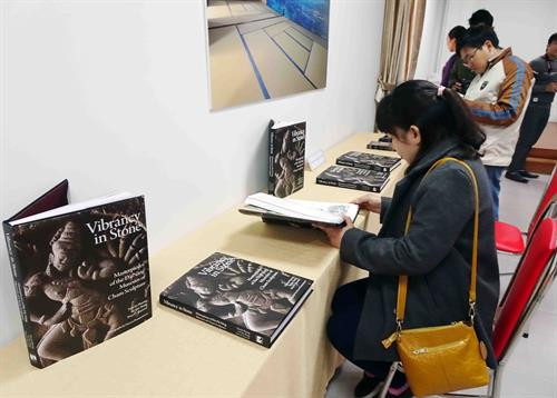 Khách xem tập sách ca-ta-lô vừa ra mắt. Ảnh: Trần Lê Lâm - TTXVN