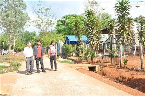 Khu định cư sóc Bù Tôm mới được xây dựng khang trang. Ảnh: K GỬIH -TTXVN Khu định cư sóc Bù Tôm mới được xây dựng khang trang. Ảnh: K GỬIH -TTXVN