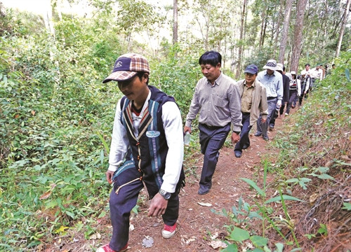 Người dân bản địa hướng dẫn du khách khám phá Vườn quốc gia Bidoup - Núi Bà