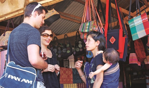 Người dân làng K'Long tự học tiếng Anh để giới thiệu cho du khách về phong tục tập quán của làn