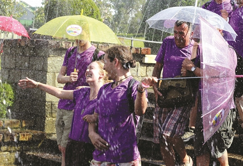Du khách nước ngoài hòa mình trong Lễ hội mùa hè - Mưa phố núi Đà Lạt