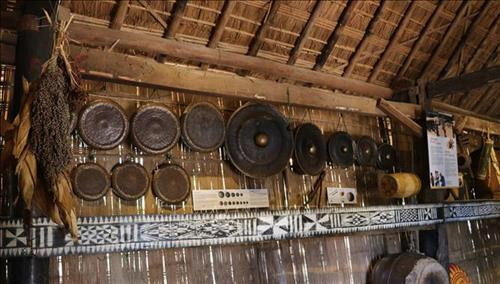 Truyền dạy văn hóa dân tộc cho thế hệ trẻ đang được người dân tộc thiểu số tại Gia Lai chú trọng. Ảnh: Hồng Điệp - TTXVN Việc bảo tồn giá trị văn hóa cồng chiêng sẽ kéo theo bảo tồn các giá trị văn hóa cộng đồng dân tộc thiểu số khác. Ảnh: Hồng Điệp - TTXVN Các đội cồng chiêng tại buôn làng thường xuyên tập luyện. Ảnh: Hồng Điệp - TTXVN Một đội diễn tấu cồng chiêng tại buôn làng dân tộc Bahnar huyện Kbang. Ảnh: Hồng Điệp - TTXVN Các vật dụng sinh hoạt của người dân được trưng bày trong nhà Rông văn hóa tại các làng. Ảnh: Hồng Điệp - TTXVN Truyền dạy văn hóa dân tộc cho thế hệ trẻ đang được người dân tộc thiểu số tại Gia Lai chú trọng. Ảnh: Hồng Điệp - TTXVN Việc bảo tồn giá trị văn hóa cồng chiêng sẽ kéo theo bảo tồn các giá trị văn hóa cộng đồng dân tộc thiểu số khác. Ảnh: Hồng Điệp - TTXVN Các đội cồng chiêng tại buôn làng thường xuyên tập luyện. Ảnh: Hồng Điệp - TTXVN Một đội diễn tấu cồng chiêng tại buôn làng dân tộc Bahnar huyện Kbang. Ảnh: Hồng Điệp - TTXVN Các vật dụng sinh hoạt của người dân được trưng bày trong nhà Rông văn hóa tại các làng. Ảnh: Hồng Điệp - TTXVN