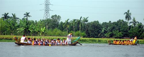 Bơi chải là một trong những nét đặc sắc của Lễ hội đền Đồng Bằng - di sản văn hóa phi vật thể quốc gia. Ảnh: Nguyễn Công Hải - TTXVN