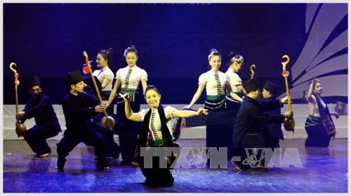 Múa "Khau Cút thương nhớ" của dân tôc Thái. Ảnh: Thanh Hà- TTXVN Múa "Khau Cút thương nhớ" của dân tôc Thái. Ảnh: Thanh Hà- TTXVN