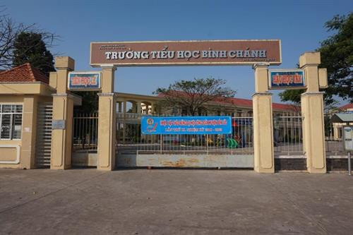 Trường Tiểu học Bình Chánh, nơi xảy ra sự việc cô giáo quỳ xin lỗi phụ huynh. Ảnh: Báo Long An online