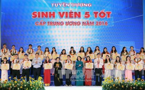 Lãnh đạo Đảng và Nhà nước trao bằng khen và biểu trưng cho các sinh viên đạt danh hiệu “Sinh viên 5 tốt” cấp Trung ương năm 2016 tại buổi lễ. Ảnh: An Hiếu – TTXVN