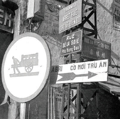 Những biển báo ở góc phố.