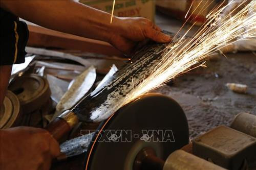 Hoàn tất công đoạn cuối cùng để có một con dao sắc bén và tinh xảo. Ảnh: Tuấn Anh-TTXVN