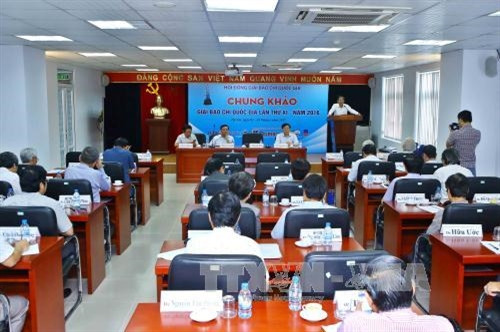 Hội đồng chung khảo Giải Báo chí quốc gia công bố hoàn thành chấm chung khảo Giải Báo chí quốc gia lần thứ XI- năm 2016. Ảnh: Minh Quyết- TTXVNi